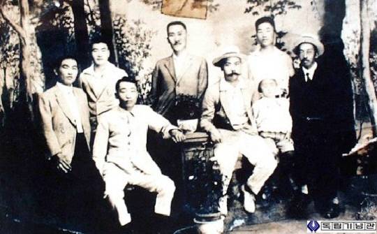 상하이 임시정부 시절의 김인전(가운데). 맨 오른쪽이 이시영이다. 사진=독립기념관