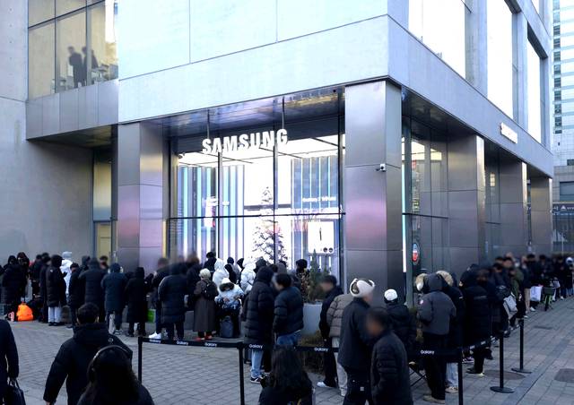 삼성전자의 두 번 접는 형태의 폴더블 스마트폰 ‘갤럭시 Z 트라이폴드’ 국내 판매가 시작된 지난 12일 서울 강남구 삼성 강남에서 시민들이 구매를 위해 줄을 서서 대기하고 있다. 연합뉴스