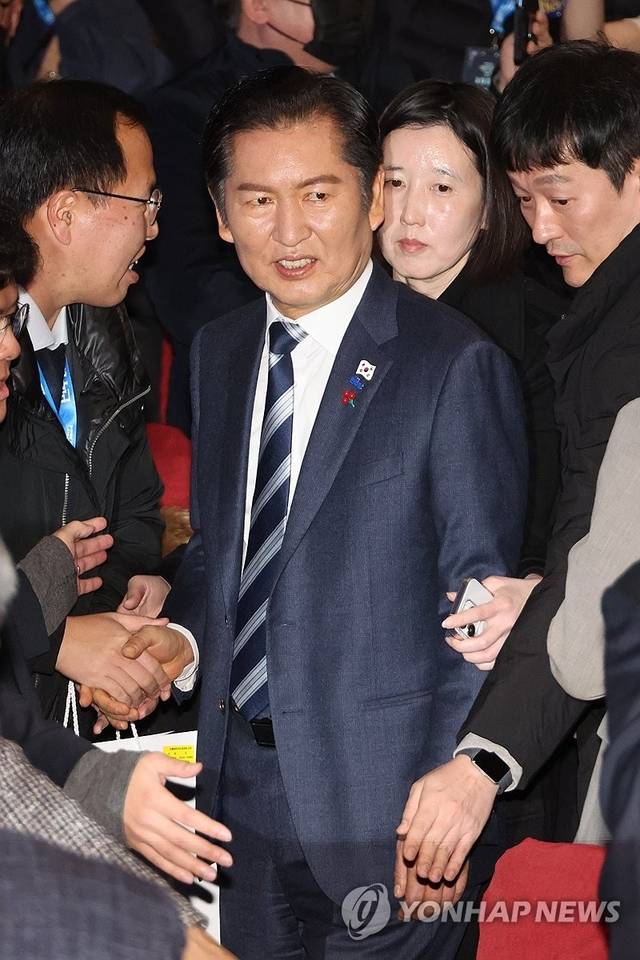 정청래 더불어민주당 대표가 14일 서울 여의도 국회 의원회관에서 열린 ‘더불어민주당 창당 70주년 기념 당원의 날 행사’에 참석하고 있다. [연합뉴스]