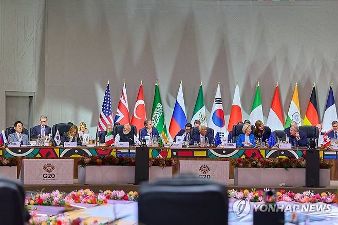 주요 20개국(G20) 정상 및 국제기구 관계자들이 지난달 22일(현지시간) 남아프리카공화국 나스렉 엑스포센터에서 열린 정상회의에 참석해 현안을 논의하고 있다. G20에 미국 대통령이 불참한 것은 이번이 창설 이래 처음이다. 연합뉴스