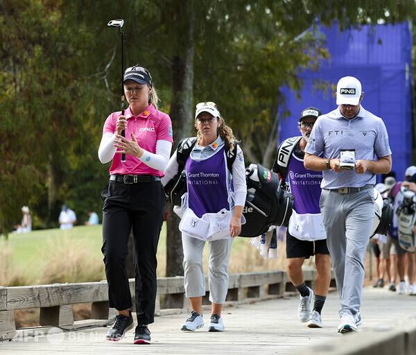 미국프로골프(PGA) 투어와 미국여자프로골프(LPGA) 투어가 공동 주관하는 혼성 골프 이벤트 대회인 2025년 그랜트 손턴 인비테이셔널에 출전한 브룩 헨더슨(캐나다), 코리 코너스(캐나다)가 2라운드에서 경기하는 모습이다. 사진제공=ⓒAFPBBNews = News1 (사진을 무단으로 사용하지 마십시오.)