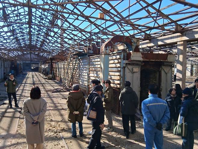 지난 5일 오전 목포 온금동 옛 조선내화 공장의 1950~90년대 설비시설에서 진행된 답사 모습. 1960년대 내화벽돌을 굽기위해 건립된 콘크리트 터널가마 앞에서 문화유산 복원전문가인 고주환 새한티엠시 대표가 한중일 연구자들에게 시설을 설명하고 있다. 노형석 기자
