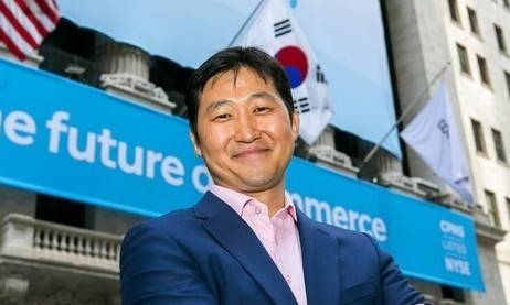 김범석 쿠팡 이사회 의장이 2021년 3월11일(현지시각) 미국 뉴욕증권거래소 앞에서 상장을 앞두고 포즈를 취하고 있다. 뉴욕증권거래소 제공/AP 연합뉴스