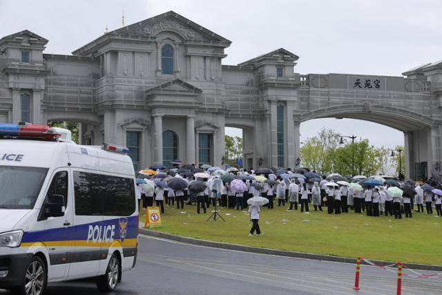 민중기 특별검사팀이 세계평화통일가정연합(통일교) 시설과 관계자들에 대한 압수수색에 나선 7월 18일 오전, 경기 가평군 통일교 본부 앞에서 신도들이 항의 집회를 열고 있다. 연합뉴스