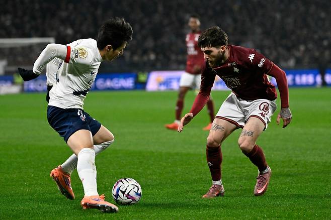 <yonhap photo-0856=""> Paris Saint-Germain's South Korean midfielder #19 Lee Kang-in (L) fights for the ball with Metz's Georgian forward #07 Giorgi Tsitaishvili during the French L1 football match between Metz and Paris Saint-Germain (PSG) at the Stade Saint-Symphorien in Metz, eastern France, on December 13, 2025. (Photo by Jean-Christophe VERHAEGEN / AFP)/2025-12-14 04:39:22/ <저작권자 ⓒ 1980-2025 ㈜연합뉴스. 무단 전재 재배포 금지, AI 학습 및 활용 금지></yonhap>