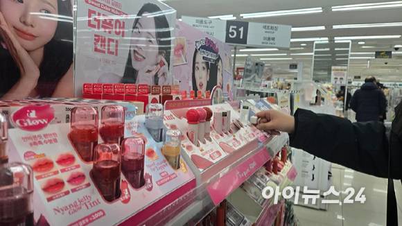 K뷰티 인기가 고공행진하면서 채널별로 타깃층이 구체적으로 나뉘는 모습이다. 사진은 서울의 다이소 매장에서 한 소비자가 화장품을 고르는 모습. [사진=아이뉴스24 DB]