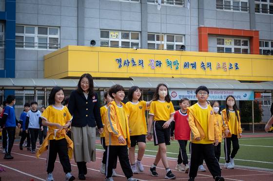 대구 중구 경북대사범대학부설초등학교에서 학생들이 수업 시작 전 '0교시 체육활동'을 하고 있다. [사진 경대사대부초]