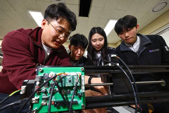 지난달 17일 경기 수원 수원하이텍고에서 김봉재 교사(가장 왼쪽)와 이호왕(정밀기계과), 전은지(자동화시스템과), 강희준(전기전자제어과) 학생이 기계시스템설계 프로젝트 실습을 하고 있다. 김종호 기자.