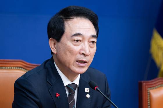 박수현 수석대변인이 14일 서울 여의도 국회에서 기자간담회를 열고 모두 발언을 하고 있다. 뉴스1