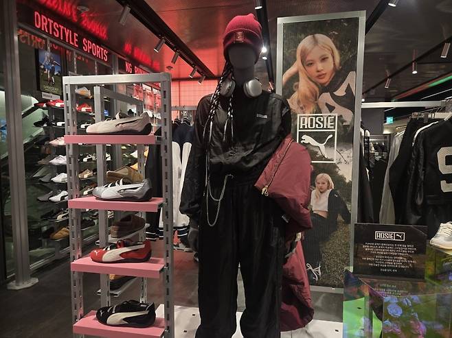 서울 시내 한 백화점의 푸마 매장. 로제 컬렉션이 전시되어 있다. /최종석 기자