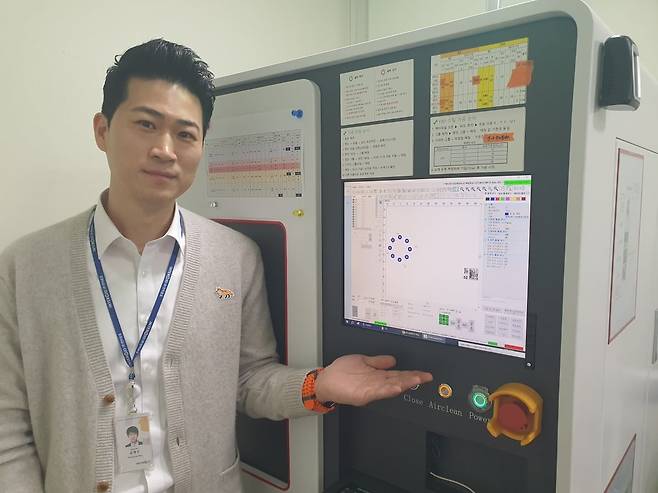 김병우 팀장이 PICO 레이저 장비(인쇄판 가공장비)를 소개하고 있다. 평택=윤현주 기자