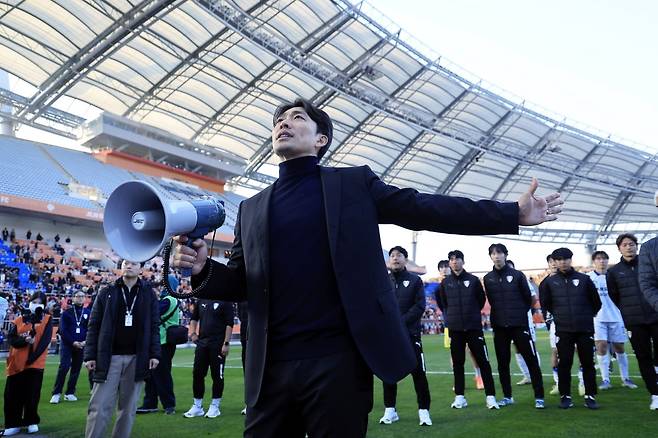 변성환 수원삼성 감독이 지난 7일 제주 서귀포 제주월드컵경기장에서 열린 하나은행 K리그 승강 플레이오프 2025 2차전 제주SK와 경기에서 패한 뒤 서포터즈 앞에서 사퇴 의사를 밝히고 있다. 뉴스1