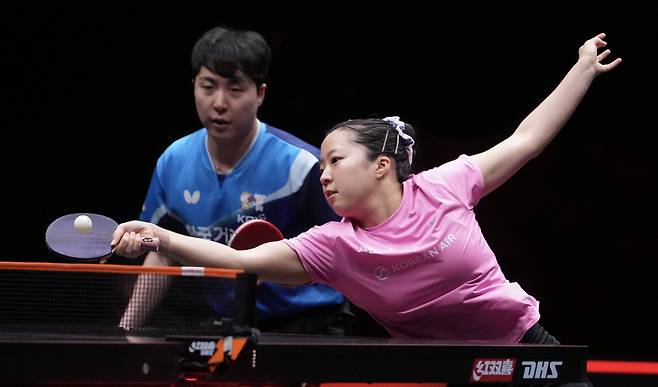 임종훈과 한 조를 이룬 신유빈(오른쪽)이 지난 13일 홍콩에서 열린 홍콩 파이널스 2025에서 중국의 왕추친-쑨잉사 조의 공을 몸을 뻗어 받아내고 있다.   홍콩 | 신화연합뉴스