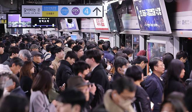 Commuters hurry to work using the subway at Seoul Station in central Seoul on Dec. 1. [NEWS1]