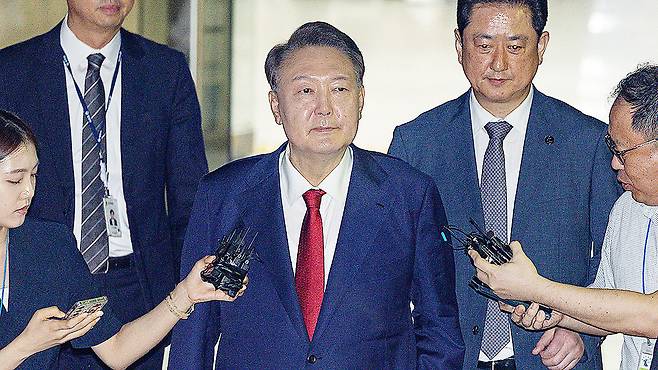 Former President Yoon Suk Yeol leaves the Seoul Central District Court in Seocho District, southern Seoul, on July 9 after attending a pretrial detention hearing. [YONHAP]