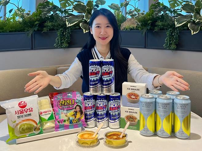 GS25에서 모델이 '2025 GS25 히트상품'을 소개하는 모습/사진=GS25