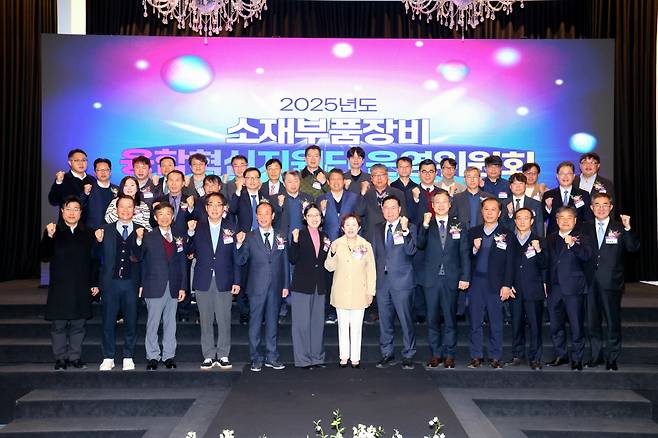 지난 12일 대전광역시 동구 선샤인호텔에서 열린 융합혁신지원단소재부품장비 융합혁신지원단 운영위원회 기념촬영사진. /사진제공=한국산업기술진흥원