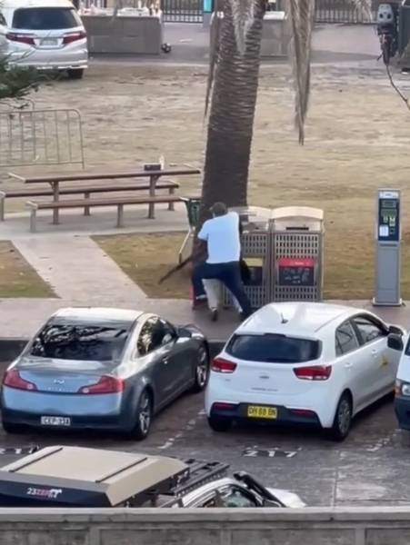 본다이 비치 총격 사고 현장에서 총격범에게 달려들어 총기를 빼앗는 한 남성의 모습이 카메라에 포착됐다. /사진=X 갈무리