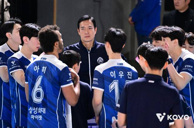 김상우 감독과 선수들./KOVO