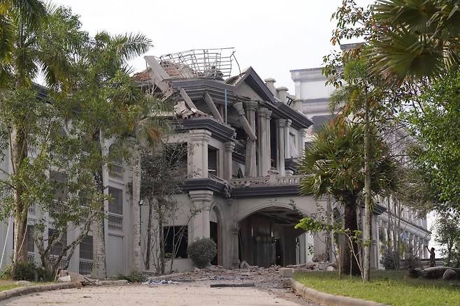 암호화폐 사기 단지를 개발 재벌 트라이 피압 소유의 트모르다에 있는 이터널 다이아몬드 카지노도 태국 F-16 전투기의 공격을 받았다. [X]