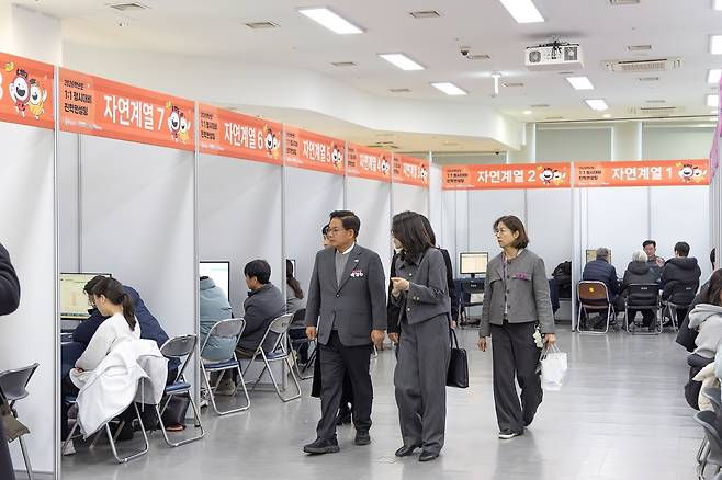 입시 설명회 상담 부스를 둘러보는 박강수 마포구청장