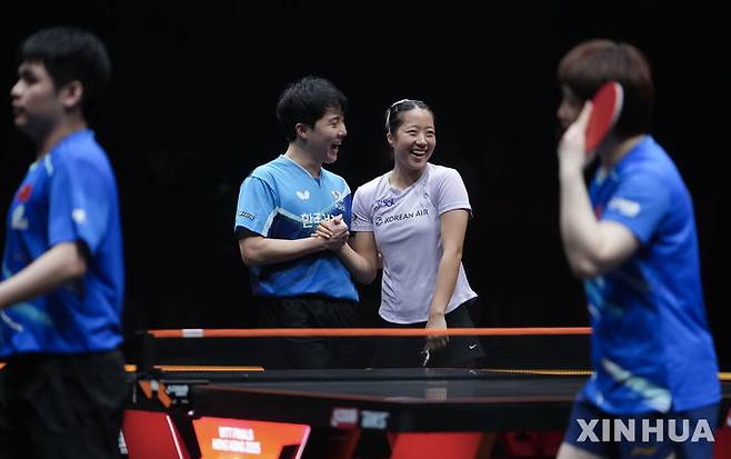 [홍콩=신화/뉴시스] 임종훈과 신유빈이 13일(현지 시간) 중국 홍콩에서 열린 2025 월드테이블테니스(WTT) 홍콩 파이널스 혼합 복식 준결승에서 린스둥-콰이만 조(중국)를 꺾은 후 활짝 웃고 있다. 임종훈-신유빈 조가 3-1(6-11 11-6 11-2 14-12) 역전승을 거두고 결승에 진출해 왕추친-쑨잉사 조(중국)와 우승을 다툰다. 2025.12.13.