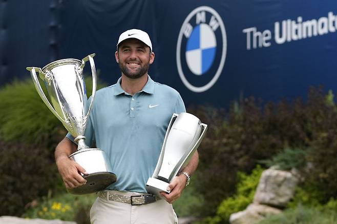 [오윙스밀스=AP/뉴시스] 스코티 셰플러(미국)가 17일(현지 시간) 미 메릴랜드주 오윙스밀스 케이브스 밸리 GC에서 열린 미국프로골프(PGA) 투어 플레이오프(PO) 2차전 BMW 챔피언십 정상에 올라 두 개의 트로피를 들고 포즈를 취하고 있다. BMW 챔피언십에서는 우승자에게 우승컵과 함께 미 웨스턴 골프협회의 JD 웨들리 트로피를 수여한다. 셰플러는 최종 합계 15언더파 265타로 우승하며 시즌 5승, 통산 18승을 기록했다. 2025.08.18.