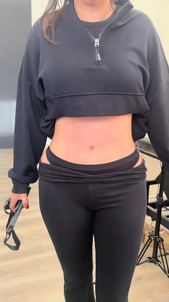 [뉴시스] 알렉스가 새겨 준 배꼽 타투. (사진=틱톡) 2025.12.14 *재판매 및 DB 금지