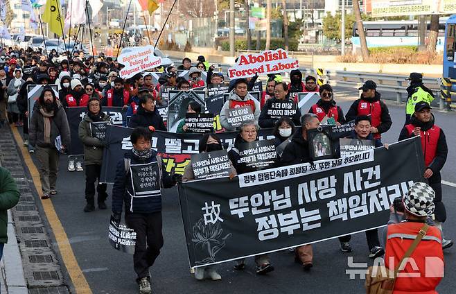 [서울=뉴시스] 이영환 기자 = 14일 오후 서울 용산구 서울역 앞에서 열린 2025 세계 이주노동자의 날 기념 전국이주노동자대회에서 참석자들이 대회를 마친 후 대통령실 방향으로 행진하고 있다.  2025.12.14. 20hwan@newsis.com