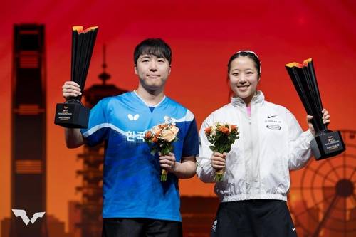 임종훈과 신유빈, WTT 파이널스 홍콩 혼복 우승 임종훈과 신유빈, WTT 파이널스 홍콩 혼복 우승     (서울=연합뉴스) 임종훈과 신유빈(오른쪽)이 13일(현지시간) 중국 홍콩에서 열린 2025 월드테이블테니스 홍콩 파이널스 혼합 복식 정상에 올라 트로피를 들고 포즈를 취하고 있다. 2025.12.14 [WTT 인스타그램 캡처. 재판매 및 DB 금지]     photo@yna.co.kr (끝)   <저작권자(c) 연합뉴스, 무단 전재-재배포, AI 학습 및 활용 금지>