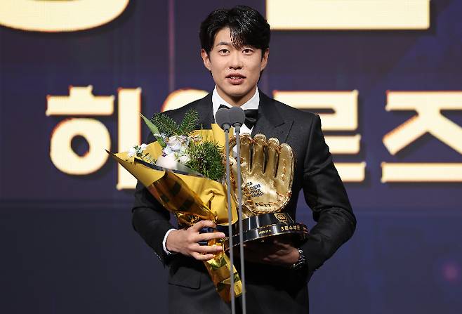 지난 9일 서울 송파구 롯데호텔 월드에서 열린 프로야구 2025 신한 SOL뱅크 골든글러브 시상식에서 3루수 부문을 수상한 송성문이 소감을 밝히고 있다. 연합뉴스