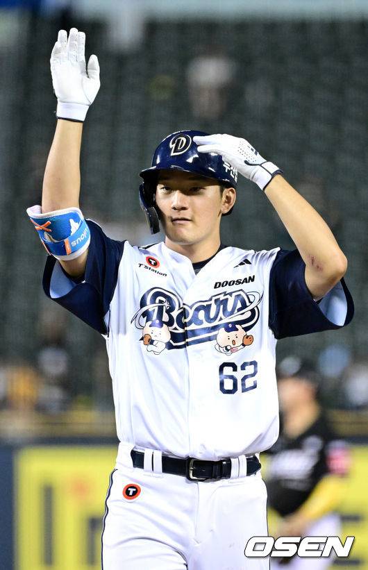 [OSEN=잠실, 최규한 기자] 22일 서울 잠실야구장에서 ‘2025 신한 SOL Bank KBO리그’ 두산 베어스와 KT 위즈의 경기가 열렸다.홈팀 두산은 최민석, 방문팀 KT는 헤이수스를 선발로 내세웠다.5회말 1사 1, 3루 상황 두산 안재석이 동점 1타점 적시타를 날리고 1루에 안착해 기뻐하고 있다. 2025.08.22 / dreamer@osen.co.kr