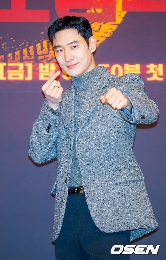 [OSEN=민경훈 기자] 18일 오후 서울 양천구 목동 SBS 방송센터 SBS홀에서 SBS 금토드라마 ‘모범택시3’ 제작발표회가 열렸다.배우 이제훈, 김의성, 표예진, 장혁진, 배유람 주연의 드라마 ‘모범택시3’는 동명의 웹툰을 원작으로 한 시리즈물로, 베일에 가려진 택시회사 무지개 운수와 택시기사 김도기가 억울한 피해자를 대신해 복수를 완성하는 사적 복수 대행극이다. 배우 이제훈이 포즈를 취하고 있다. 2025.11.18 / rumi@osen.co.kr