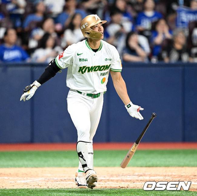 [OSEN=고척, 이대선 기자] 키움은 27일 서울 고척 스카이돔에서 열린 2025 신한은행 SOL Bank KBO리그 삼성과의 홈 경기에서 5-4로 승리했다.8회말 2사 1루에서 키움 송성문이 우중월 투런 홈런을 치고 환호하고 있다. 2025.06.27 /sunday@osen.co.kr