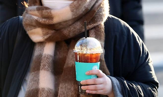 추운 겨울날 얼음이 가득 담긴 아이스 아메리카노를 들고 이동하는 시민의 모습. 뉴스1 자료사진