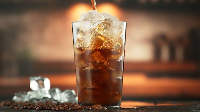 얼음이 가득 담긴 아이스 커피 한 잔. 게티이미지뱅크
