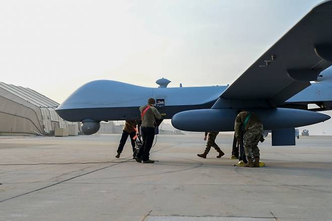 6일 군산 공군기지에서 열린 한·미 공군의 대규모 연합공중훈련 ‘25-2차 프리덤 플래그’에서 미 공군 제49항공기정비대대 소속 장병들이 제20전투공격비행대대 소속 MQ-9 리퍼의 비행 후 점검을 실시하고 있다. 2025.11.24 미 공군 자료
