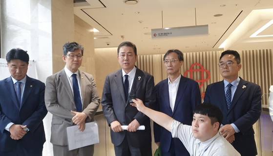 김병기(왼쪽 세 번째) 더불어민주당 원내대표가 9월 19일 오후 서울 강서구 홈플러스 본사에서 김병주 MBK파트너스 회장과 면담한 후 기자들과 만나 질의응답을 하고 있다. 뉴스1