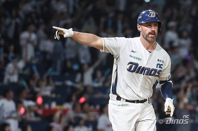 NC 맷 데이비슨은 최근 구단과 재계약을 체결했다. 기존 계약을 파기한 탓에 계약 조건이 이전보다 좋지 못했지만, 그는 팀을 위한 마음을 앞세워 잔류를 선택했다. 사진제공|NC 다이노스