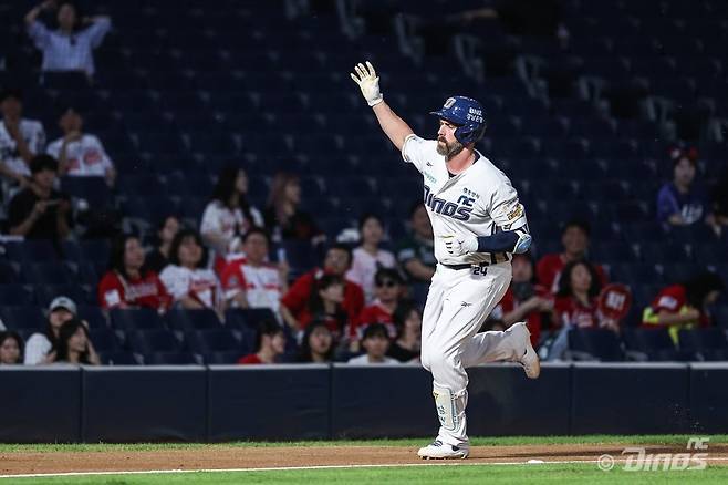 NC 맷 데이비슨은 최근 구단과 재계약을 체결했다. 기존 계약을 파기한 탓에 계약 조건이 이전보다 좋지 못했지만, 그는 팀을 위한 마음을 앞세워 잔류를 선택했다. 사진제공|NC 다이노스