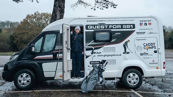 최근 ‘한해 동안 최다 코스에서 라운드’ 신기록을 세운 영국의 조시 심슨이 자신이 타고 다니며 생활하는 캠핑카를 배경으로 사진을 찍고 있다. SNS 캡처