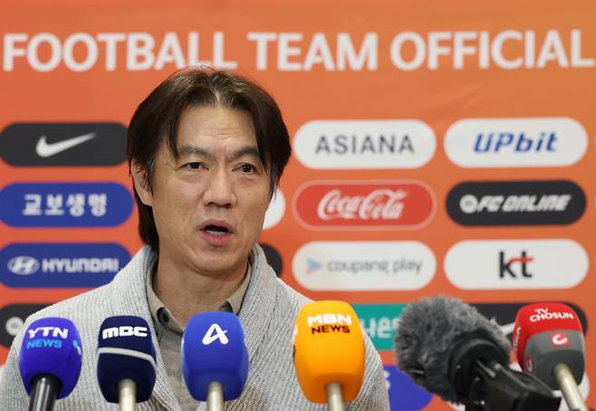 국제축구연맹(FIFA) 2026 북중미 월드컵에 나서는 홍명보 축구대표팀 감독이 월드컵 조 추첨식 참석과 베이스캠프 답사를 마치고 지난 12일 인천국제공항을 통해 귀국한 뒤 취재진과 인터뷰를 하고 있다. 연합뉴스