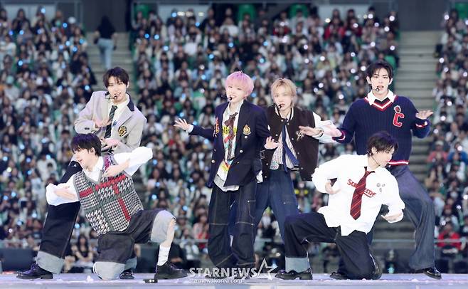 그룹 킥플립이 6일 대만 가오슝 내셔널 스타디움에서 진행된 스타뉴스 주최 '10주년 아시아 아티스트 어워즈 2025(10th Anniversary Asia Artist Awards 2025, '10주년 AAA 2025')에서 멋진 무대를 선보였다. /2025.12.06 /사진=김휘선 hwijpg@