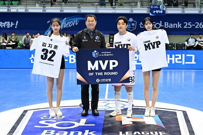 신한 SOL Bank 25 26 핸드볼 H리그 '신한은행 1라운드 MVP' 하남시청 김지훈(오른쪽에서 두 번쨰)과 한국핸드볼연맹 오자왕 사무총장. /사진=한국핸드볼연맹 제공