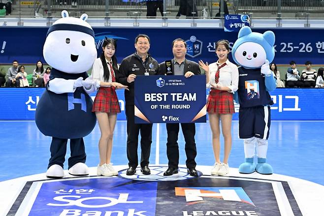 신한 SOL Bank 25 26 핸드볼 H리그 'flex 1라운드 베스트팀' 인천도시공사. 인천도시공사 김길식 단장(오른쪽에서 두 번째)과 한국핸드볼연맹 오자왕 사무총장(왼쪽에서 두 번째). /사진=한국핸드볼연맹 제공