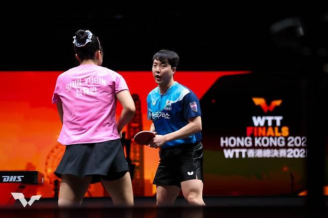 신유빈과 대화하는 임종훈(오른쪽) [WTT 인스타그램 캡처. 재판매 및 DB 금지]