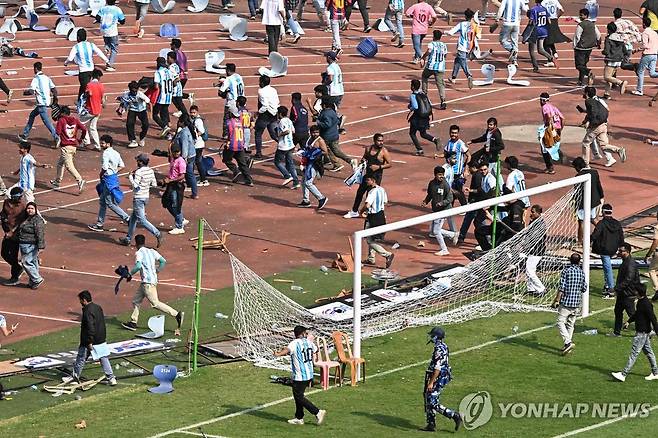 화난 인도 메시 팬들 (콜카타[인도]=로이터 연합뉴스) 13일(현지시간) 인도 콜카타 솔트레이크 경기장에서 리오넬 메시를 기다리던 인도 팬들이 메시가 인도 관중들에게 인사를 건넨 뒤 예정보다 일찍 경기장을 떠나자, 현장에 모인 관중들이 조직 측의 운영을 문제 삼으며 강하게 항의했다. 일부는 분노를 표출하며 좌석을 뜯어내 그라운드로 던지고, 물병을 투척했으며, 일부는 경기장 내부로 난입하기도 했다. 이 과정에서 경기장 시설물도 상당 부분 훼손됐다. 2025.12.14