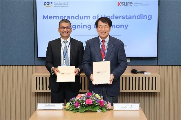 무보, ADB CGIF와 업무협약 장영진 한국무역보험공사 사장(오른쪽)이 11일 필리핀 마닐라 아시아개발은행(ADB) 신용보증투자기구(CGIF) 본사에서 ADB CGIF 부총재 아누즈 아와스티와 업무협약을 체결하고 있다. [한국무역보험공사 제공. 재판매 및 DB 금지]