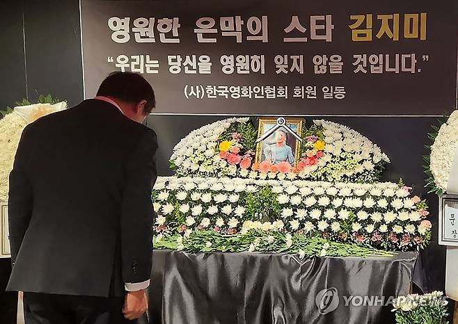 조문하는 최휘영 장관 (서울=연합뉴스) 최휘영 문화체육관광부 장관이 11일 서울 중구 충무로 서울영화센터에 마련된 배우 고(故) 김지미 추모 공간을 찾아 조문하고 있다. 2025.12.11 [문화체육관광부 제공, 재판매 및 DB 금지] photo@yna.co.kr