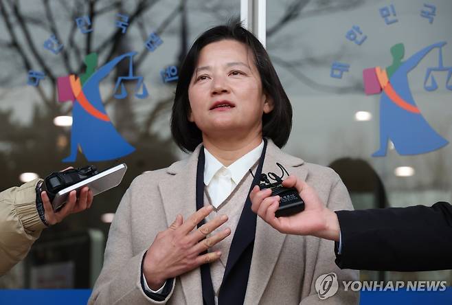 정유미 검사장, 인사명령 처분 취소 청구 소송 (서울=연합뉴스) 임화영 기자 = 대검검사급(검사장) 보직에 있던 정유미 법무연수원 연구위원이 고검검사급(차장·부장검사) 보직인 대전고검 검사로 강등 발령난 것과 관련해 정성호 법무부 장관을 상대로 인사명령 처분 취소 청구 소송을 제기하기 위해 지난 12일 서울 서초구 서울행정법원에 도착해 취재진 질문에 답하고 있다. 2025.12.12 hwayoung7@yna.co.kr